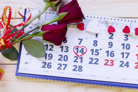 红色玫瑰和日历