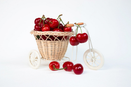 在上一辆自行车，孤立的装饰篮子樱桃