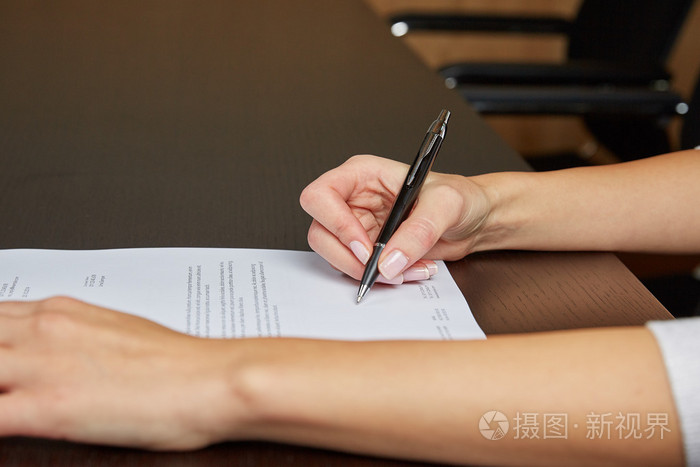 写在白纸上的女人