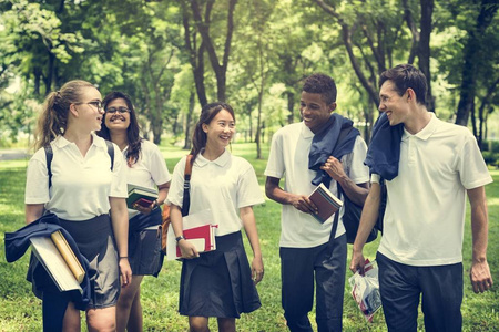 背景的学生，在大学制服