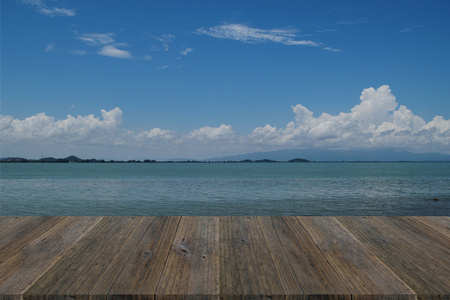 木阳台和海滩和热带海洋