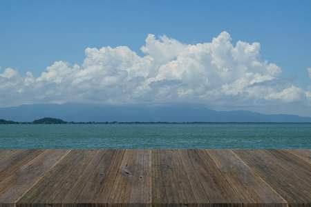 木阳台和海滩和热带海洋