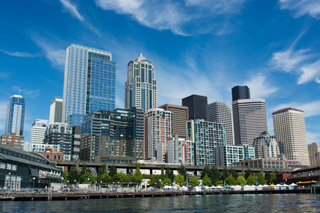 西雅图 Citycape 在晴朗, 蓝色天