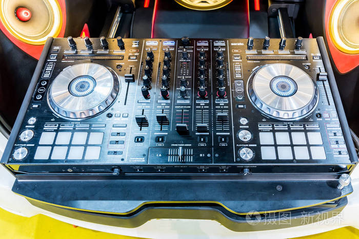 dj 控制台 cd mp4 播放音乐的人混在夜总会的桌子音乐派