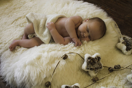 一个小的孩子睡在羊皮