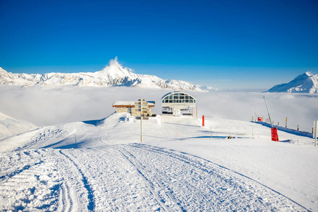 在山在冬季滑雪缆车