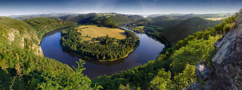 捷克风景与蜿蜒的河伏尔塔瓦河图片