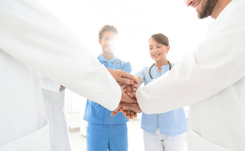 医生和护士在一个医疗团队堆叠的手