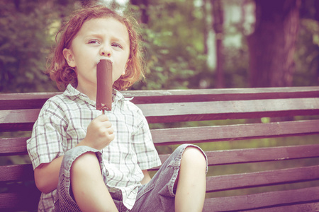 小男孩在公园里吃冰淇淋