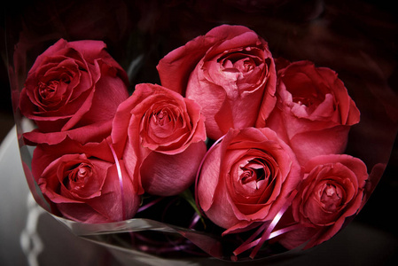 深粉红色花岗岩一束明亮的深粉红色玫瑰特写照片