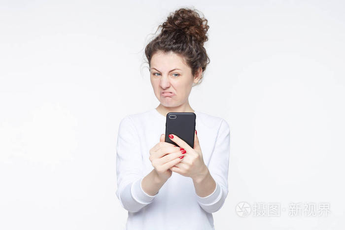 穿着便装的黑发女人表示厌恶, 不情愿, 不喜欢, 不顾有张力的脸盯着