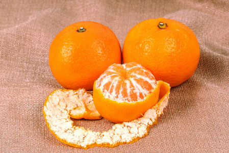 用布做的亚麻背景橘
