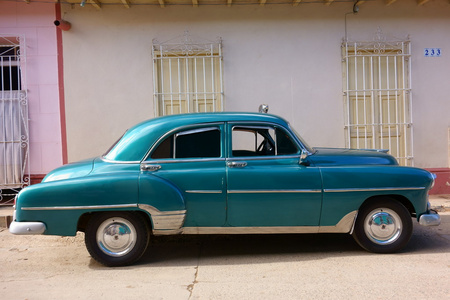 经典的美国车，作为在古巴特立尼达市出租车