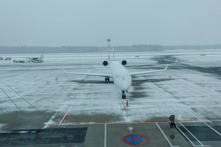 机场航站楼和冬季雪图片