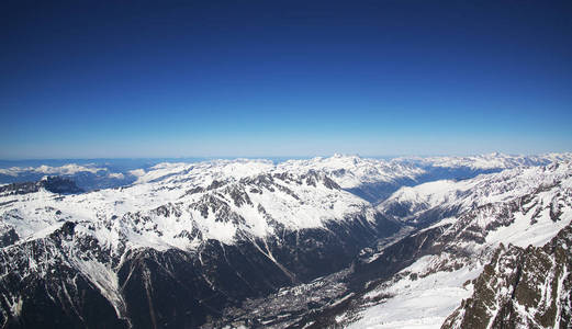 从钻头 du midi 车站的夏慕尼山谷