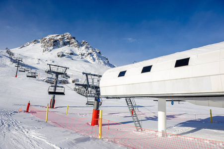 在山在冬季滑雪缆车