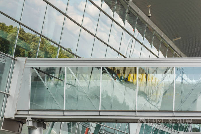 在机场连接走廊.航空航天和玻璃.蓝颜色的.终端