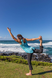 沿毛伊岛夏威夷风景海岸练习瑜伽的女子