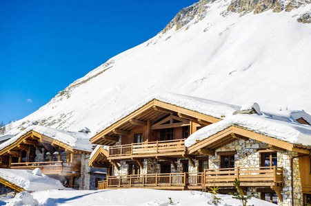 阿尔卑斯山的冬季山风景与小屋