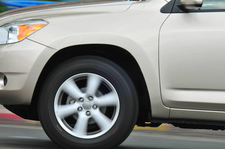 祷告车轮转动转动的汽车轮子照片