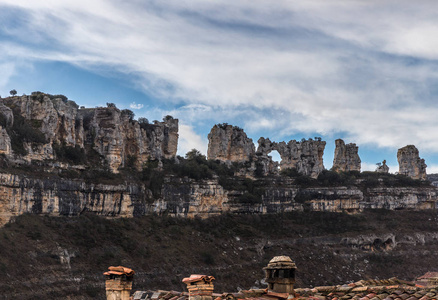 游览西班牙布尔戈斯省的小镇, 在那里我们想象古城堡, 瀑布, 桥梁