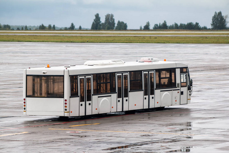 穿梭巴士在机场停车场附近的登机在夕阳的光线在汽车站等候的自主穿梭
