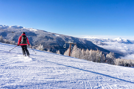 女子滑雪运动员 italien 山坡上