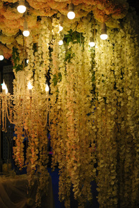 在餐厅和鲜花，为婚礼装饰吊灯