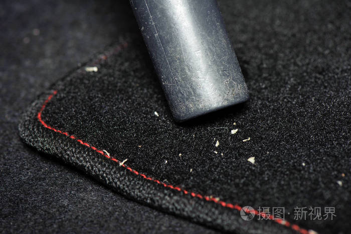 在地毯上的灰尘