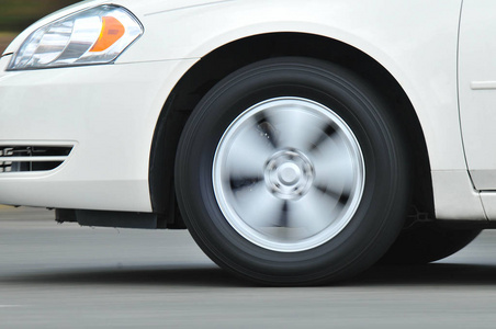 车轮转动转动的汽车轮子照片