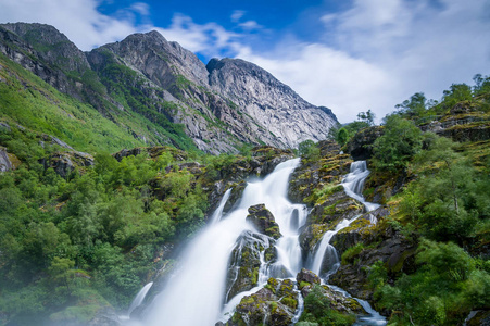 Briksdalsbreen 瀑布长时间曝光和关闭视图