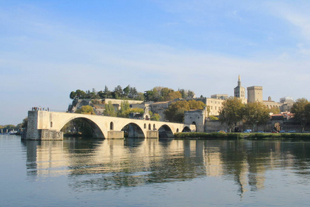 法国东南部城市阿维尼翁, 位于隆河河左岸的沃克吕兹系