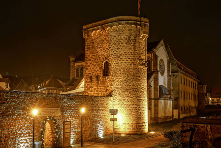 古老的中世纪堡垒墙强调在晚上