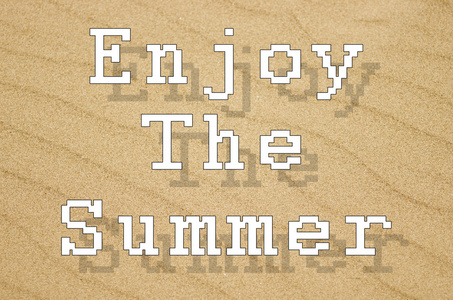享受夏天写在沙地背景
