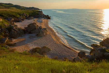 在亚速海将军海滩上的日落.在克里米亚 karalar 区域景观公园照片