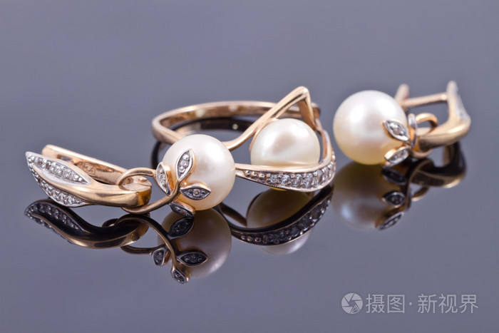 与珍珠的黄金首饰一套