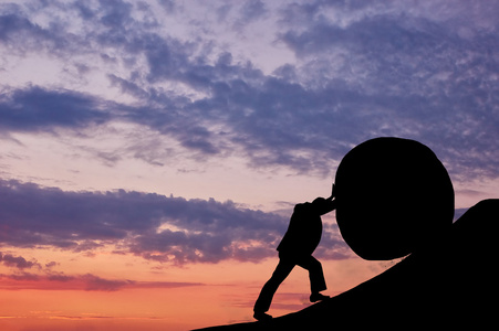 推一块巨大的石头,背包里的男人强大的蚂蚁控股块沉重的石头推动大