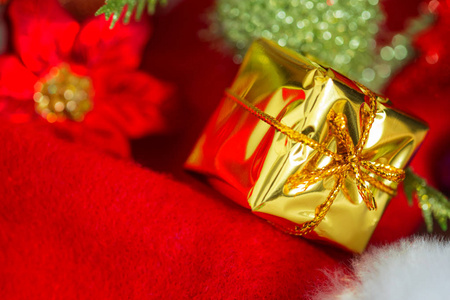 圣诞节和新年背景与装饰品和礼品盒