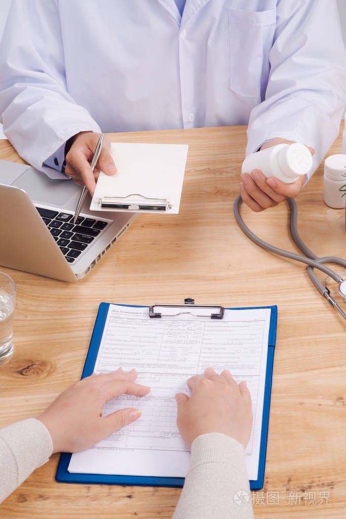 听诊器, 医疗处方表是躺在医生和病人的背景下讨论健康检查结果