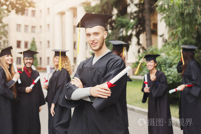 快乐的年轻人在他的毕业日