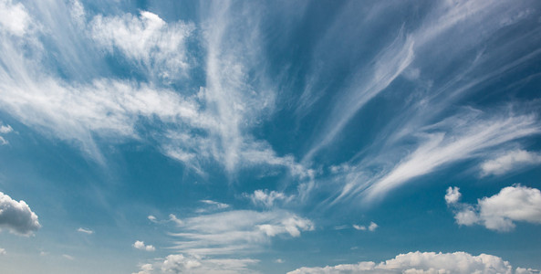 梦幻般的蓝天白云照片