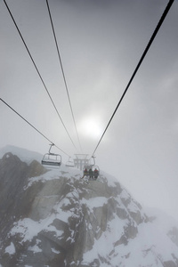 滑雪升降机飞越积雪覆盖的山在大雾天气, 惠斯勒, 不列颠哥伦比亚省, 加拿大