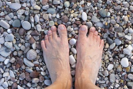 脚在鹅卵石或石头