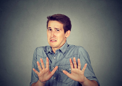 肖像厌恶的年轻人.消极的情感照片