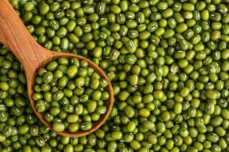 关闭绿色绿豆谷物种子背景照片