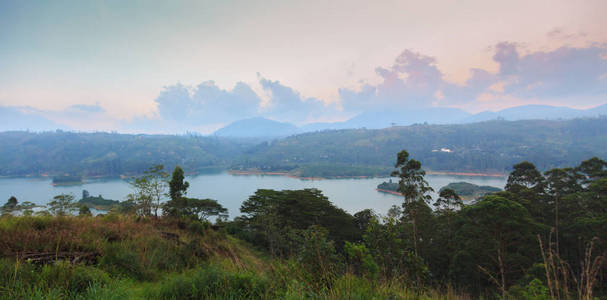 美丽的湖的风景在国家公园里