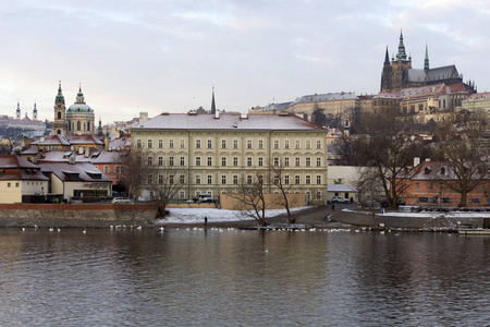 在捷克共和国伏尔塔瓦河河畔的哥特式城堡的圣诞节雪布拉格小镇