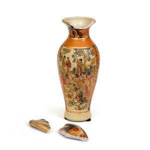 在白色背景上的纪念品中国花瓶