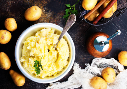 黄油的部分桌上盘子里有黄油的土豆泥的一部分照片