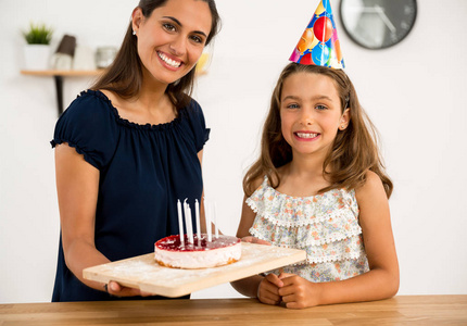 母亲和女儿在厨房庆祝女儿的生日